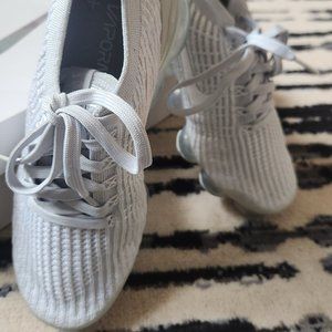 LIKE NEW!  White nike Air vapormax flynet size 9